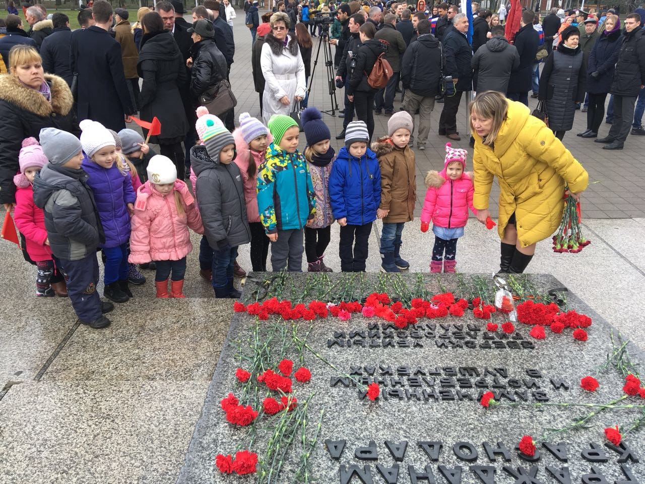 фото детей к 17 сентября возложение цветов